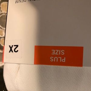 Hue Capri white denim